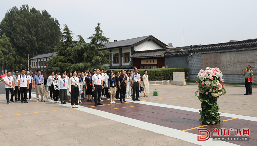 學(xué)員向八路軍一二九師前輩們敬獻花籃，向革命先輩們致敬。記者張友豪攝_副本