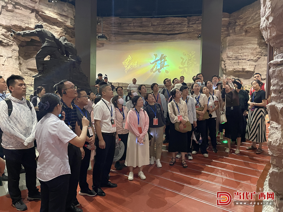 學(xué)員走進紅旗渠紀念館，了解紅旗渠的修建歷程，學(xué)習(xí)感悟紅旗渠精神。記者張友豪攝_副本